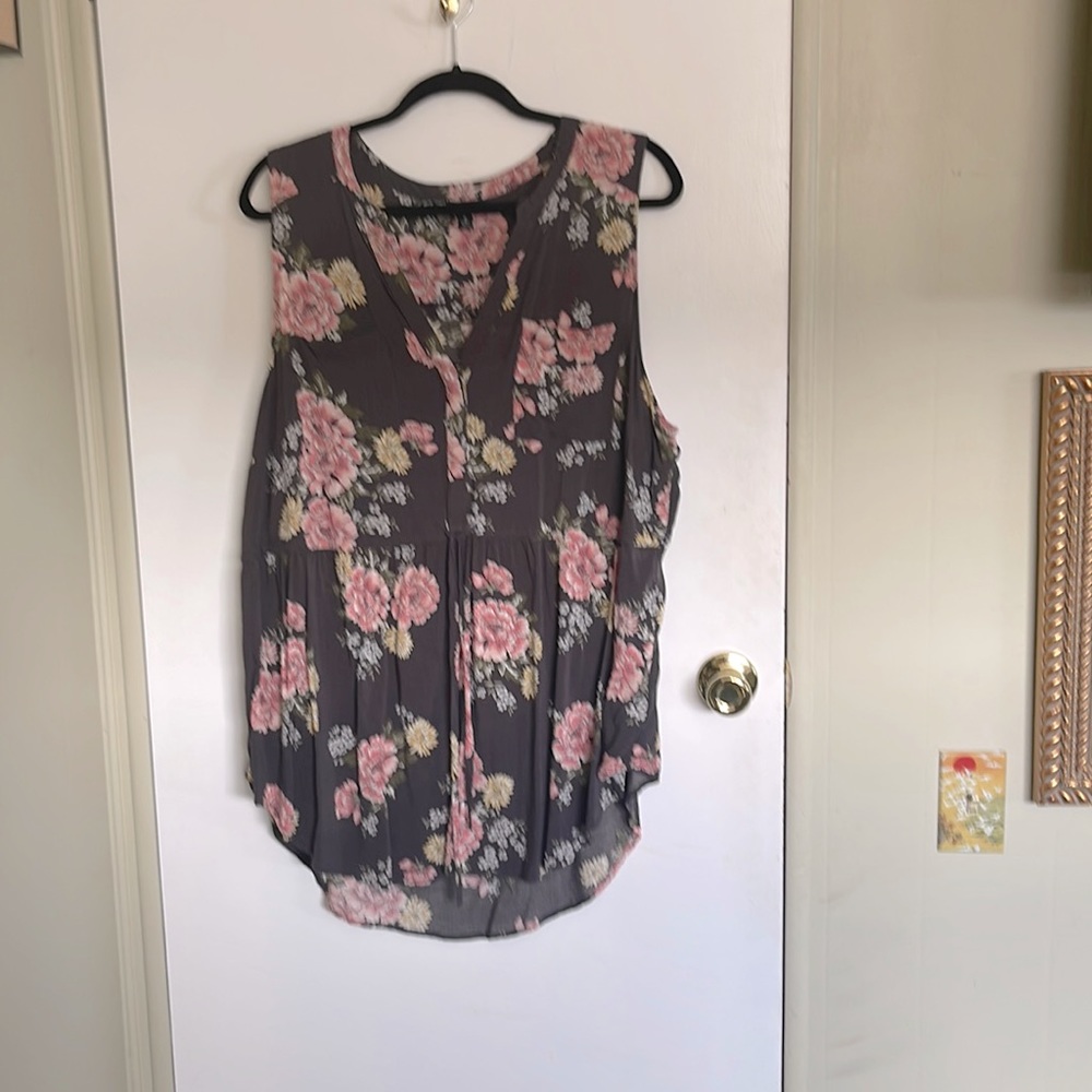 Beautiful sleeveless top.